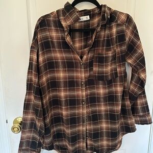 hollister brown flannel in size medium. not worn much, in good condition.